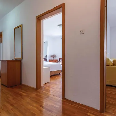 Apartment Cozy In With House Sea View Makarska